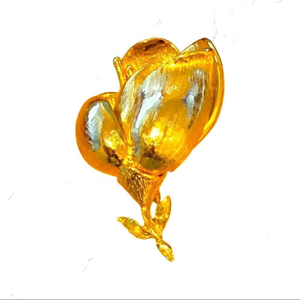 Beautiful Heavy Gold Flower Brooch Signed Roger TM with stem and Leaves